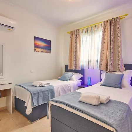 Aeon 10-person Luxurious House