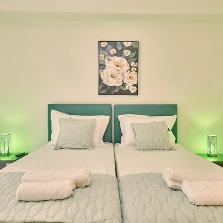 Aeon 10-person Luxurious House *